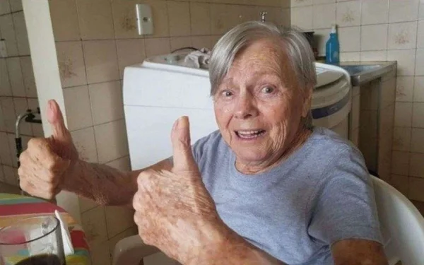 Olinda, mãe de Jair Bolsonaro, tem 94 anos