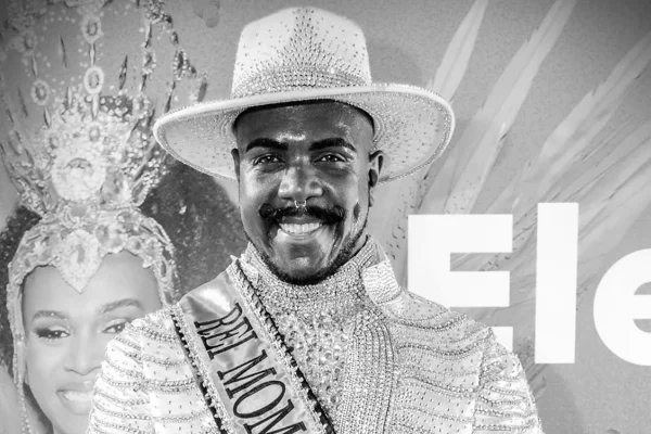 Wallace Guedes, rei momo do carnaval de Belo Horizonte em foto em preto e branco - Metrópoles