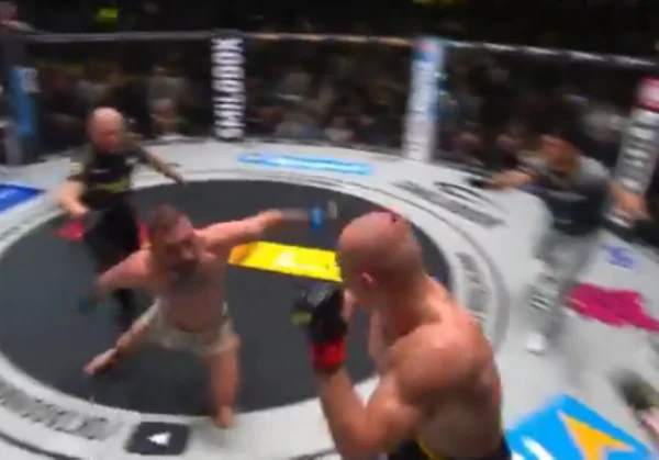 Imagem colorida de briga entre lutadores de MMA- Metrópoles