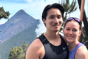 O casal em uma das trilhas da viagem 