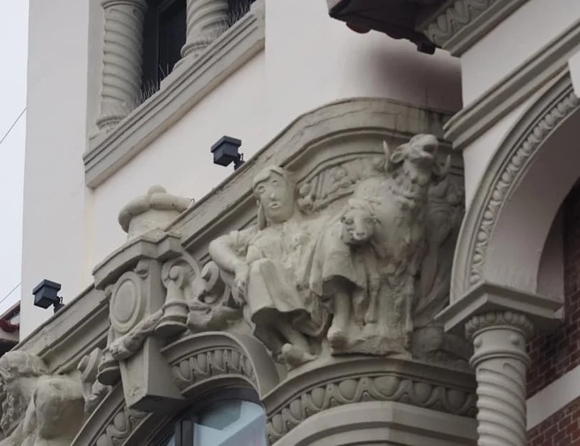 A estátua estampa a entrada de um banco na Espanha A estátua estampa a entrada de um banco na Espanha