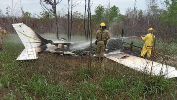 Imagem colorida mostra avião destruído - Metrópoles