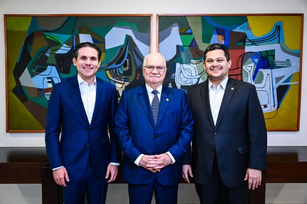 Foto de Hugo Motta, Edson Fachin e Davi Alcolumbre, presidentes do STF, da Câmara e do Senado