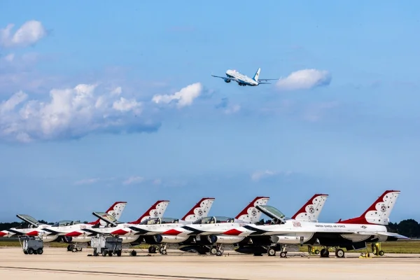 Imagem colorida de aviões em base aérea dos EUA - Metrópoles