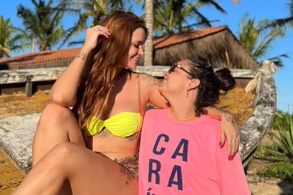 Marcela McGowan e Luiza Martins posam em praia se olhando - metrópoles