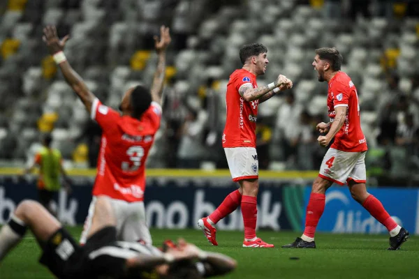 Imagem colorida dos jogadores do Cienciano - Metrópoles