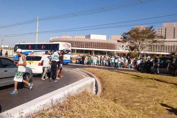 Infiltrados na torcida do Goiás, torcedores do Gama iniciam confusão na Elmo Serejo