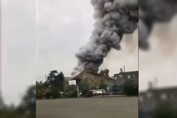 Após incêndio em Notre-Dame, garagem pega fogo em Versalhes