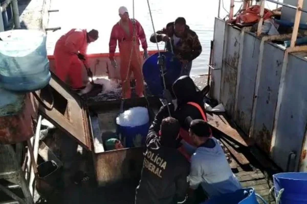 PF cumpre mandados contra grupo que usava barcos de pesca para tráfico