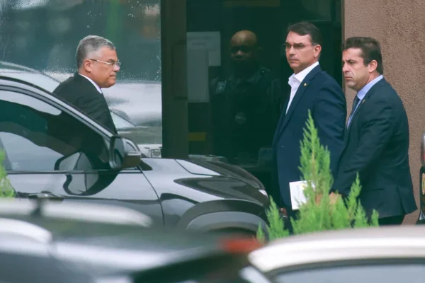 Bolsonaro: autorizados por Moraes, Flávio e Carlos visitam o pai na PF