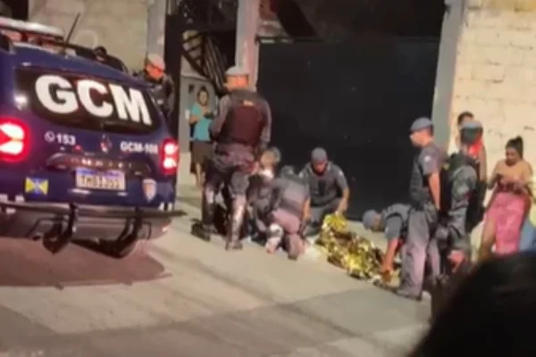 Imagem colorida de agentes da GTCM atendendo ocorrência de mulher ferida após ser agredida por homem - Metrópoles