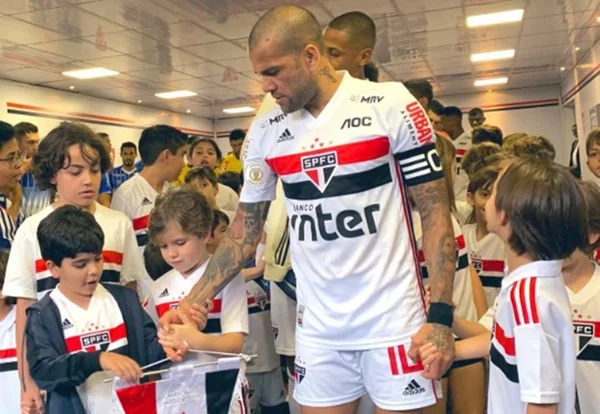 Fernando Diniz esboça o São Paulo sem Juanfran e Daniel Alves