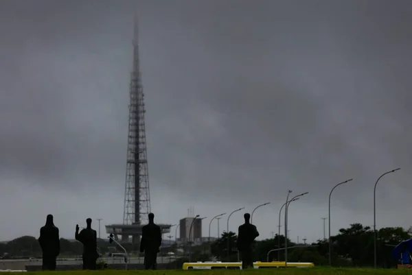 Torre de TV e chuva em Brasília