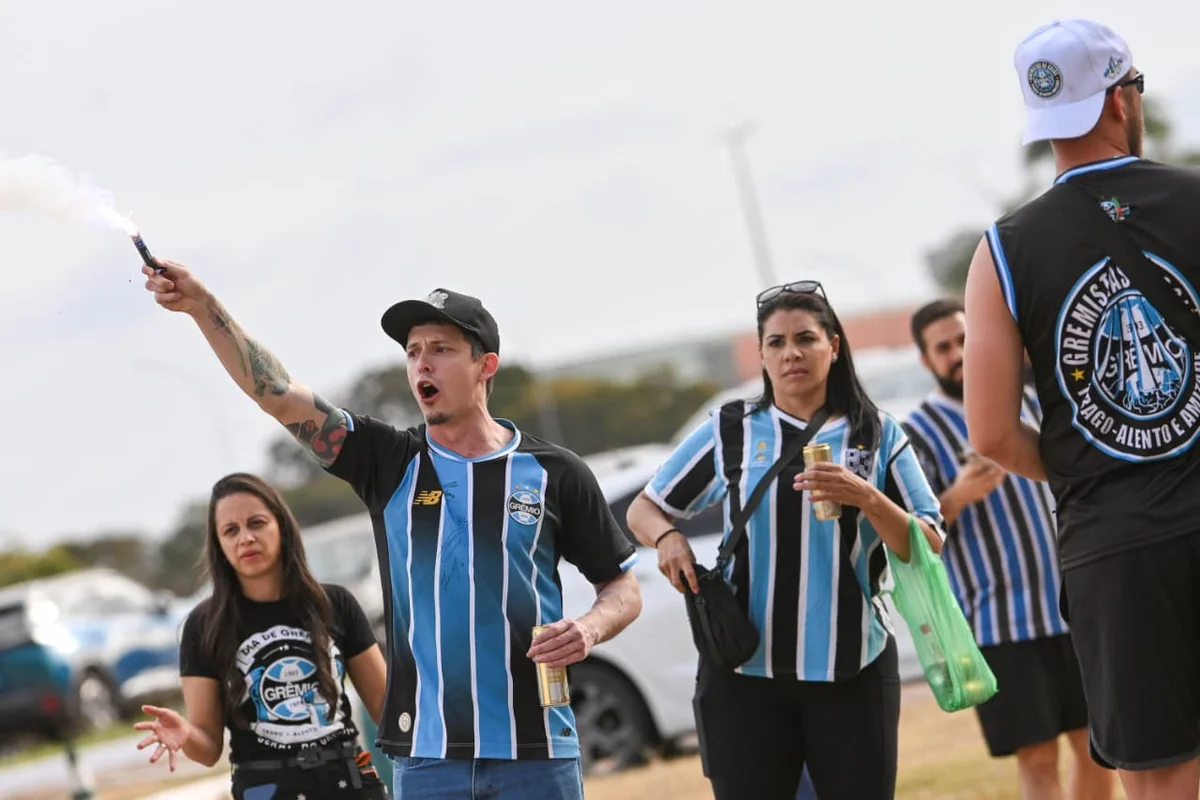 Torcedores de Cruzeiro e Grêmio chegam animados para jogão no DF - imagem 6 Torcedores de Cruzeiro e Grêmio chegam animados para jogão no DF - imagem 6