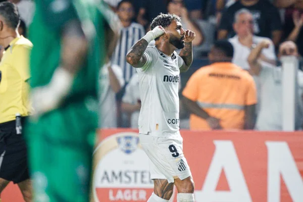 Gabigol comemora tento do Santos contra a UCV