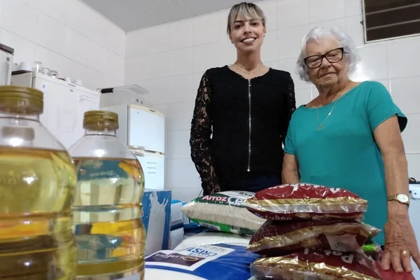 Após campanha, acompanhante de luxo arrecada 57 kg de alimentos
