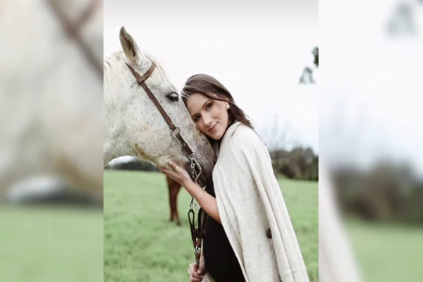 Imagem colorida de Sabrina Stochero e cavalo branco - Metrópoles