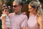 MC Guimê e Fernanda Stroschein posam sorridentes com a filha, Yarin MC Guimê e Fernanda Stroschein posam sorridentes com a filha, Yarin
