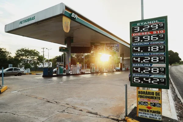 Gasolina volta a subir no DF e chega a R$ 4,25 em alguns postos