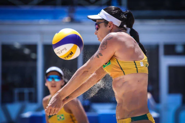 Ágatha e Duda caem para chinesas e perdem a primeira no vôlei de praia