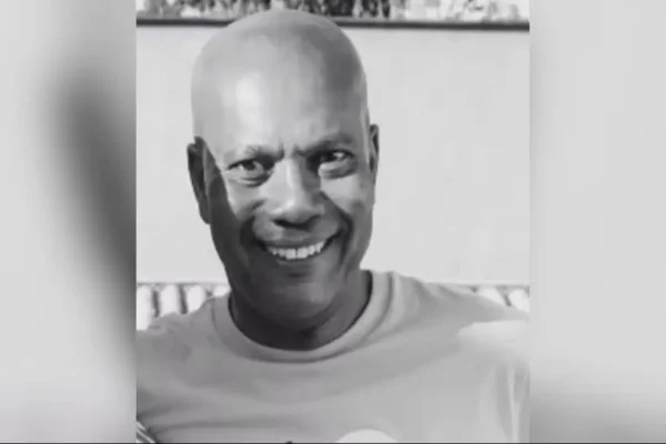 Imagem colorida, porteiro Cosme de Oliveira Ramos, de 62 anos- Metrópoles