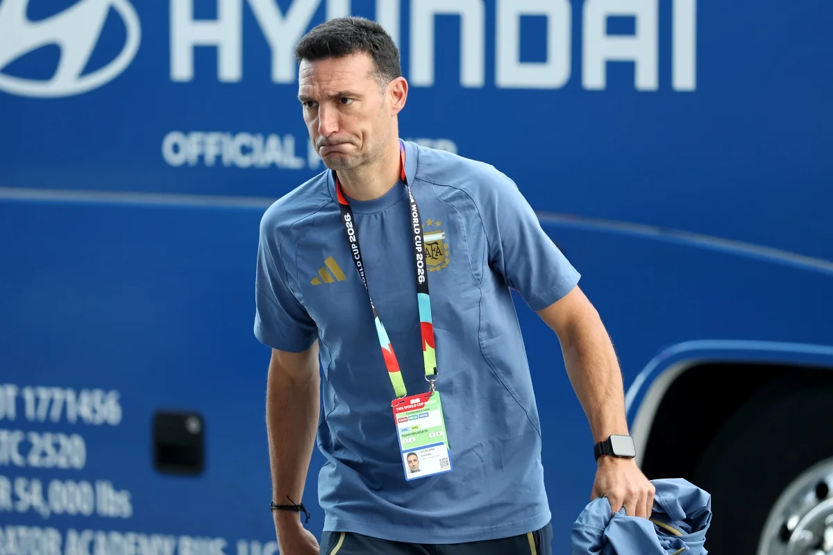 Scaloni abandona coletiva após emoção na virada da Argentina