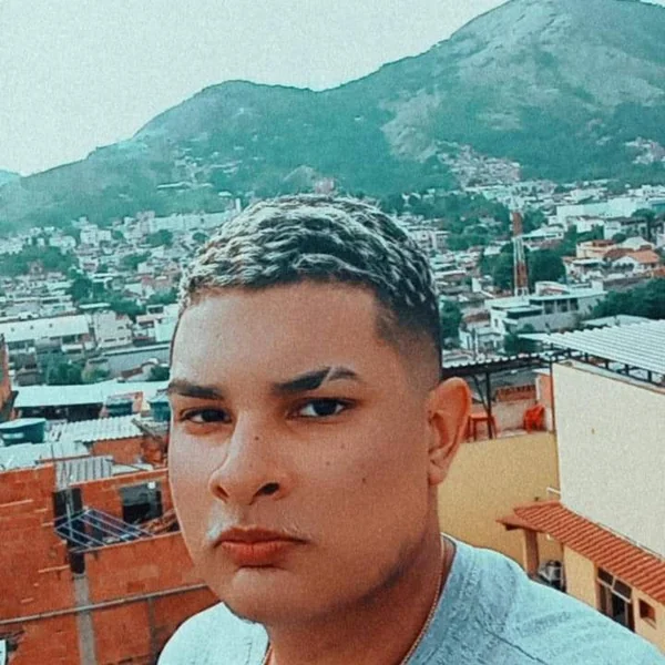 Carlos Eduardo Gomes Sampaio, de 17 anos, seguia para o trabalho quando foi atingido pelo ônibus