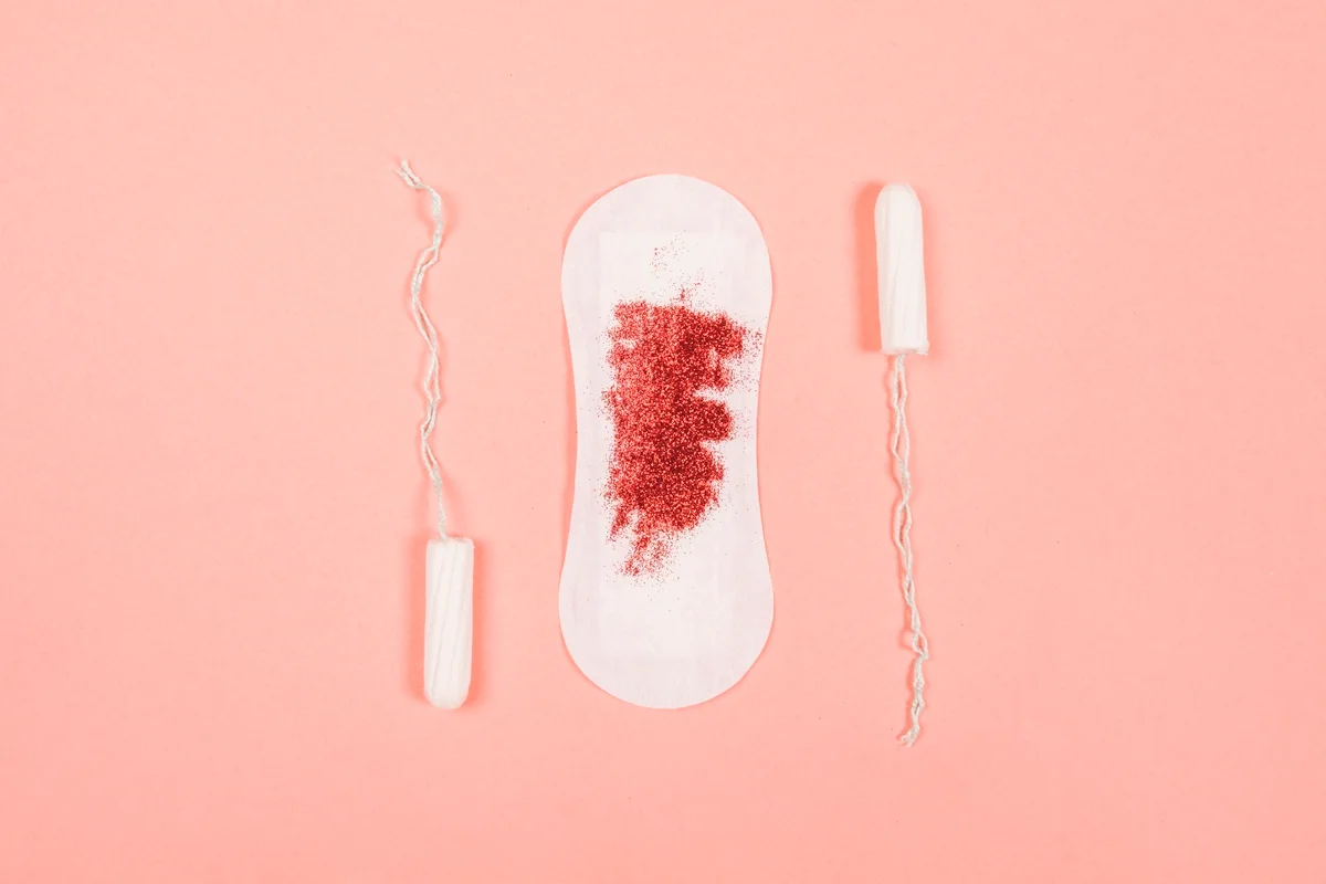 Fluxo menstrual intenso pode indicar alterações hormonais ou doenças