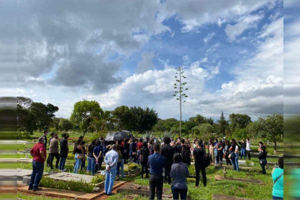 Idosa estrangulada e morta no DF é enterrada sob comoção: “Era amada”