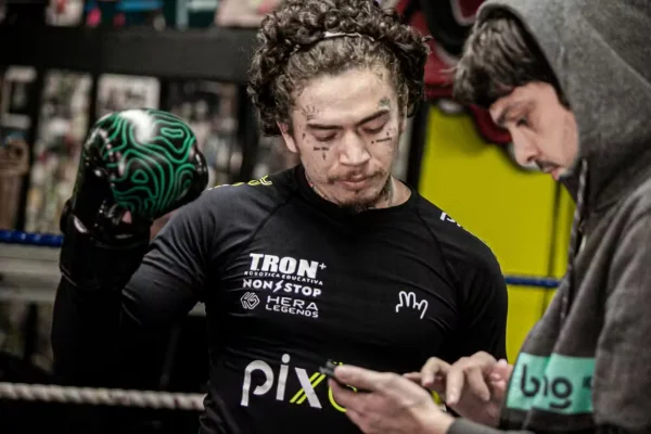 Whindersson com camiseta da TRON Robótica Educacional