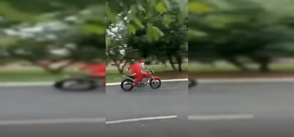 imagem colorida de homem vestido de Papai Noel em cima de uma moto - Metrópoles