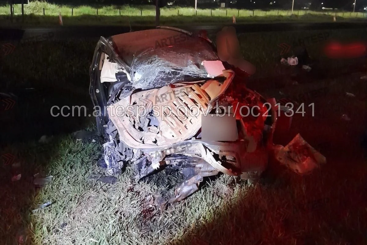 Colisão entre carro e caminhão deixou 2 mortos em Araraquara Colisão entre carro e caminhão deixou 2 mortos em Araraquara