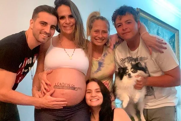 Aline Lima posa com família