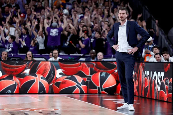 Foto colorida de Tiago Splitter, treinador interino do Portland Trail Blazers, da NBA