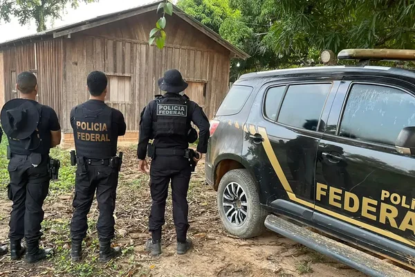 Imagem colorida mostra policiais durante operação contra invasão de terras indígenas no Pará