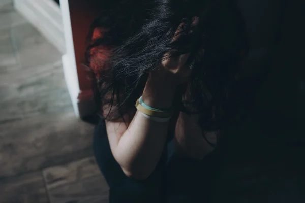 Vítima de estupro de vulnerável. Mãe diz que filha de 13 anos foi estuprada após fugir para "encontro". - Metrópoles