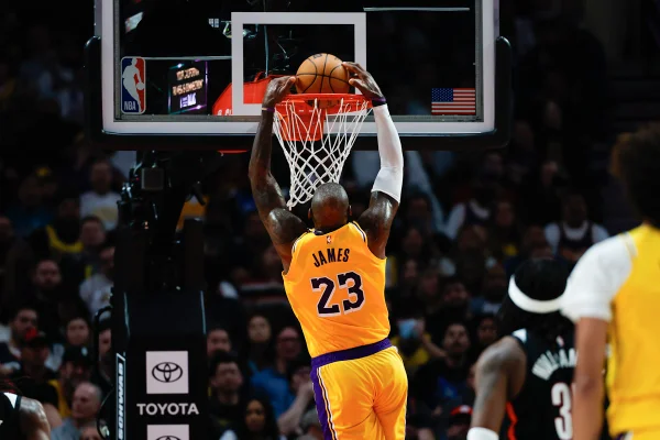 Imagem colorida de LeBron James dando enterrada - Metrópoles