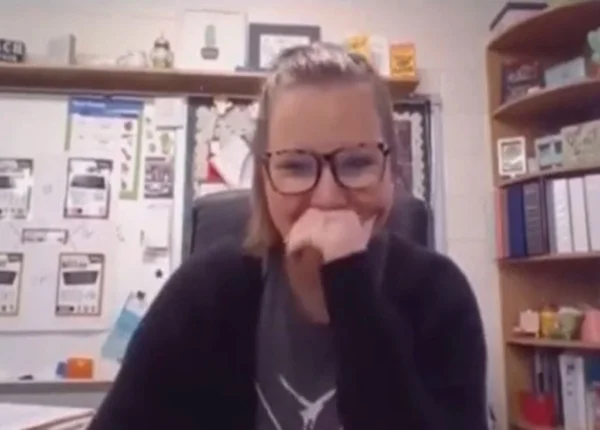 Professora solta pum em aula on-line