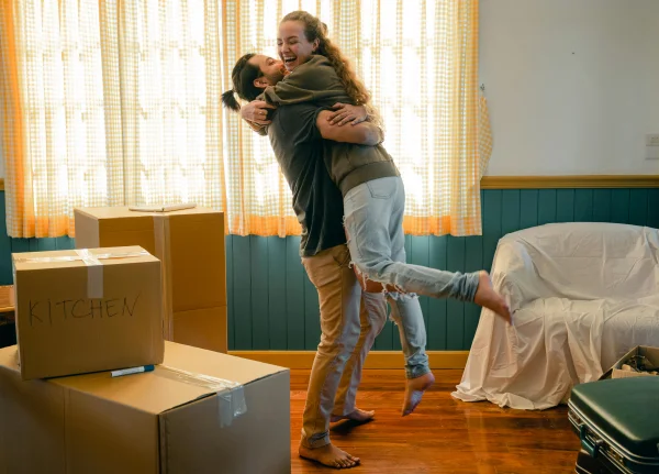 Lar feliz, casal se abraçando