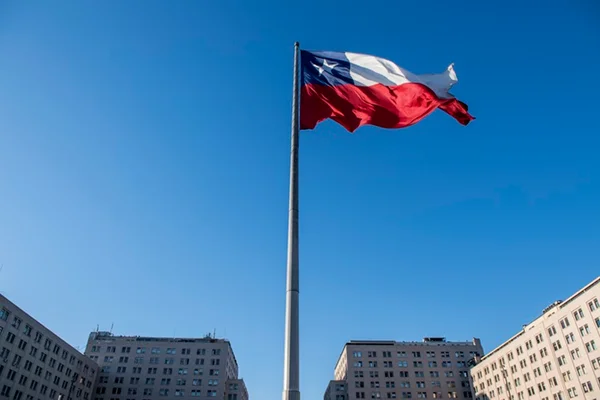 Bandeira do Chile pendurada em mastro- Metrópoles