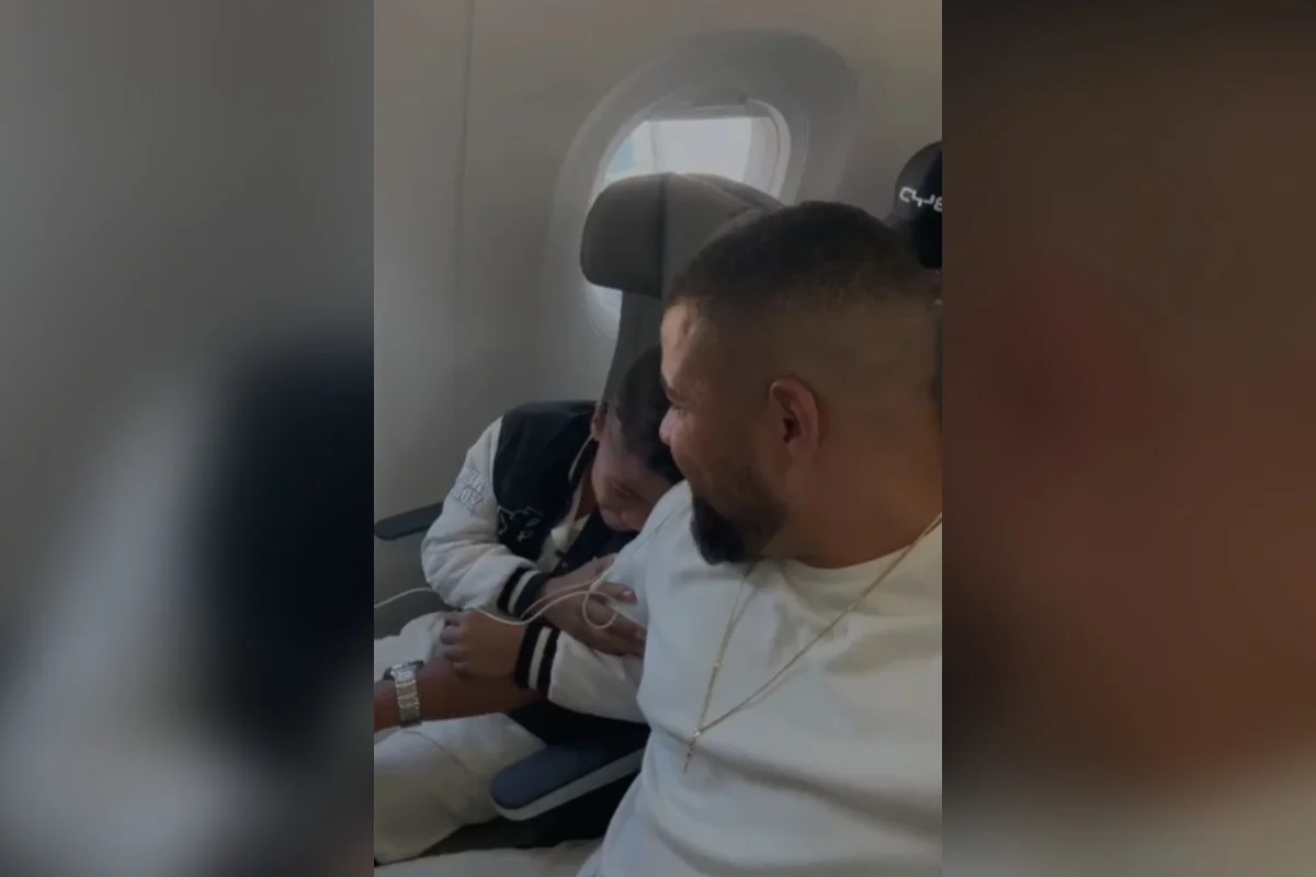 Menino de 9 anos ganha homenagem em voo para teste na base do Galo