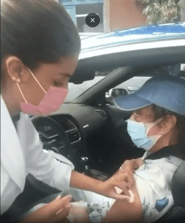 Cantor Roberto Carlos recebe terceira dose da vacina contra a Covid-19 no Rio