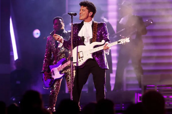 Bruno Mars doa R$ 3,2 milhões para vítimas de água contaminada