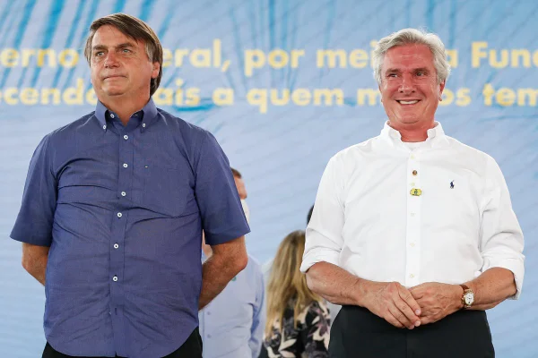 Em evento no Nordeste, Collor elogia Bolsonaro: “Seu capote é robusto”
