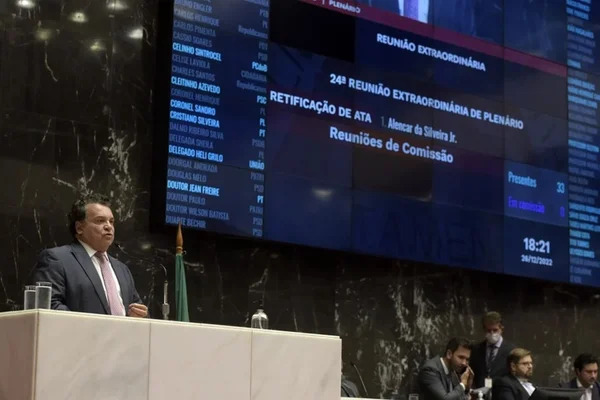 Foto colorida de um deputado estadual na Assembleia Legislativa de Minas Gerais - Metrópoles