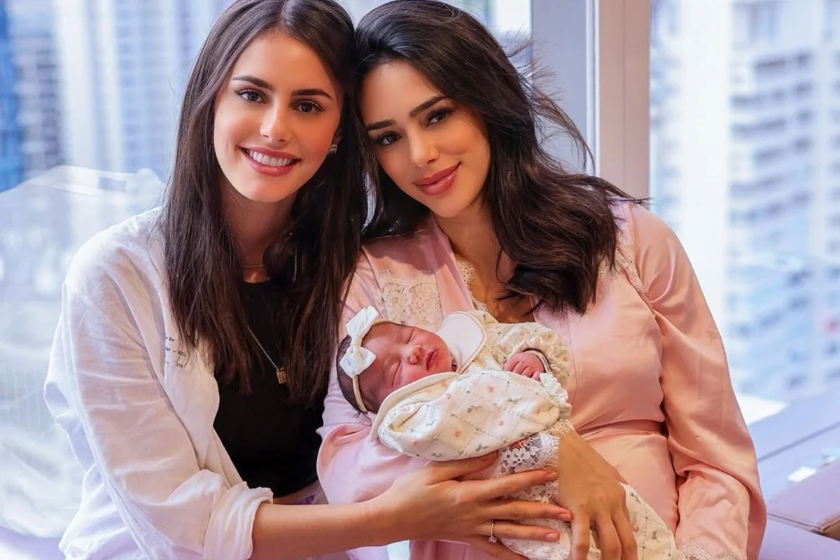 Bruna Biancardi e Bianca Biancardi posam na maternidade após o nascimento de Mavie Bruna Biancardi e Bianca Biancardi posam na maternidade após o nascimento de Mavie