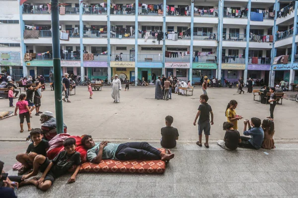 Imagem mostra crianças em uma escola na Faixa de Gaza - Metrópoles
