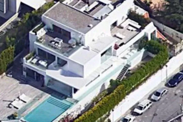 Jogador de futebol compra mansão de Piqué e Shakira por R$ 67 milhões