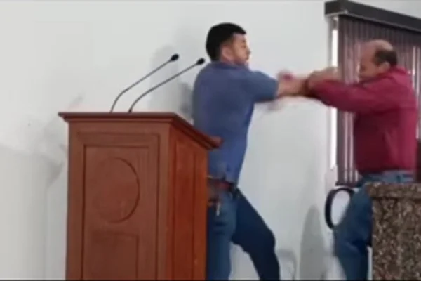 Imagem colorida, Vereador manda colega à "PQP" e os dois trocam socos em sessão. Vídeo - Metrópoles