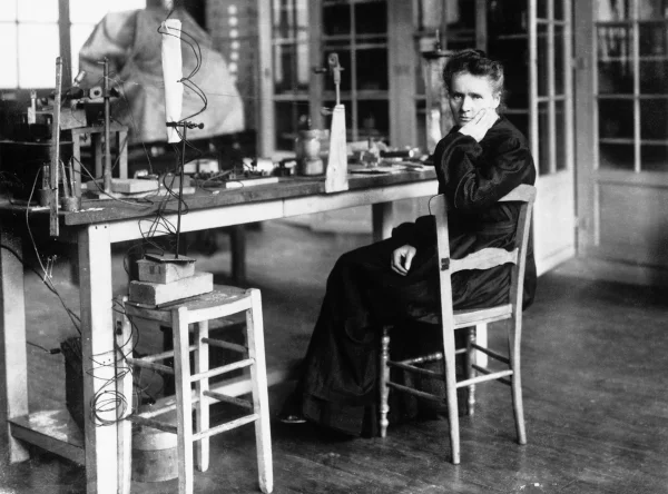 Imagem em preto e branco de Marie Sklodowka Curie sentado em uma cadeira - mulheres na ciência - Metrópoles